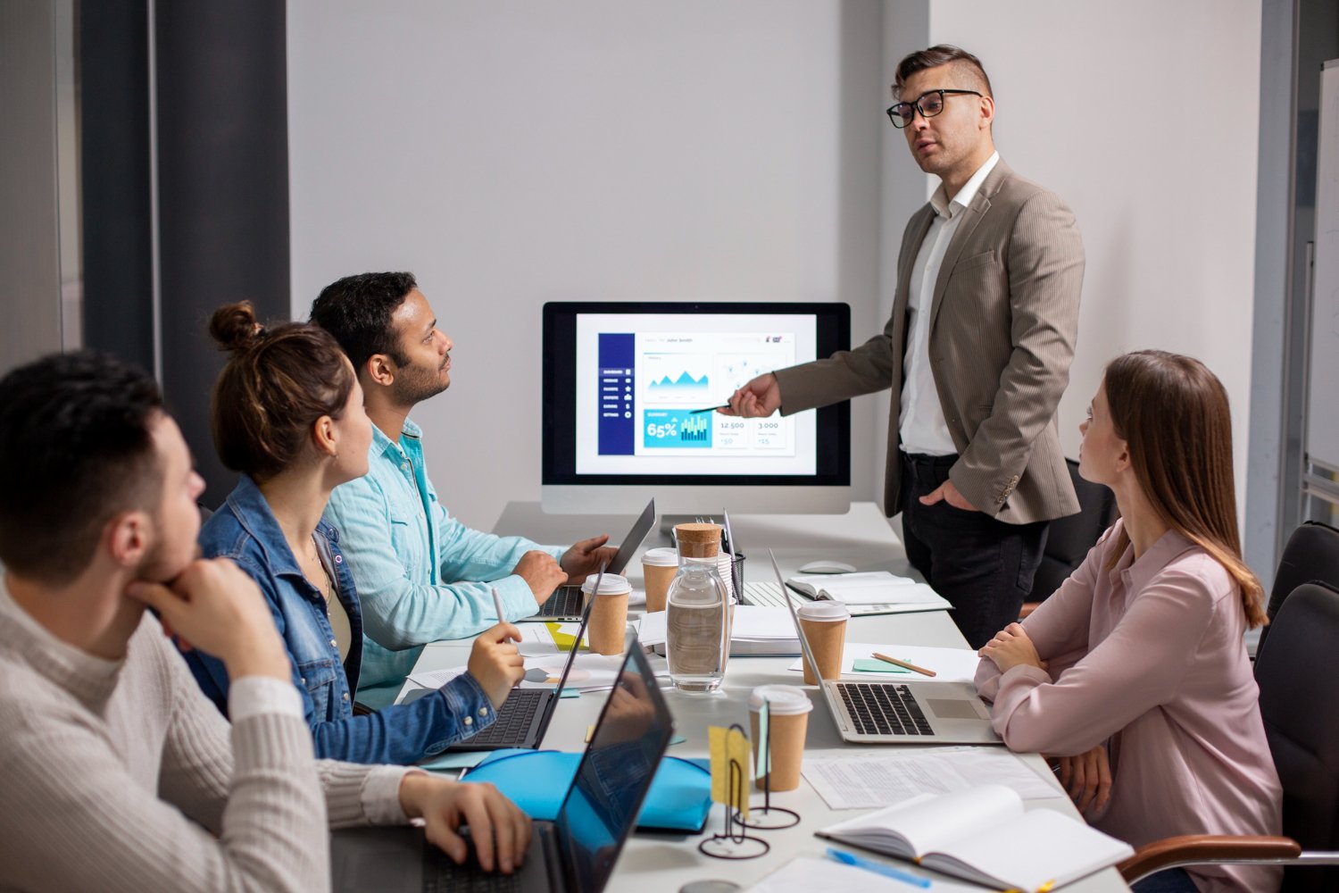 A implementação de um novo software na empresa é um investimento significativo, mas seu real valor só é alcançado quando os usuários dominam suas funcionalidades. Muitas organizações cometem o erro de focar apenas na aquisição da tecnologia, negligenciando a capacitação da equipe – o que resulta em subutilização, erros operacionais e frustração.