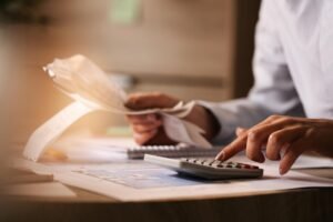 A reforma tributária é um tema que tem gerado grande impacto no meio empresarial, pois representa uma mudança significativa na estrutura de tributação das empresas brasileiras. Seu objetivo é simplificar o atual sistema, reduzir a burocracia e melhorar o ambiente de negócios. No entanto, para que as empresas possam se adaptar a essas alterações, é essencial contar com ferramentas tecnológicas robustas, como um sistema ERP preparado para atender às novas demandas fiscais e tributárias.